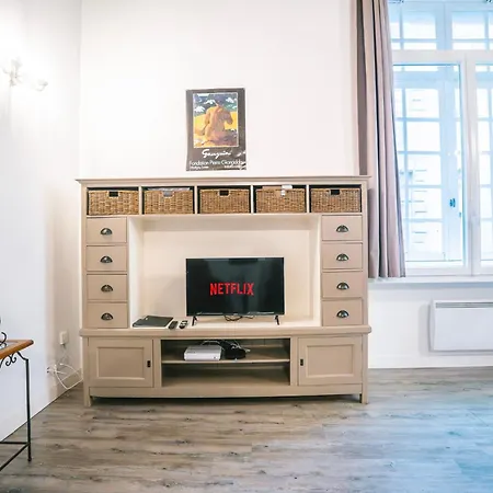 Spacieux & Confortable Au Coeur Du Centre-ville-aq Apartmán